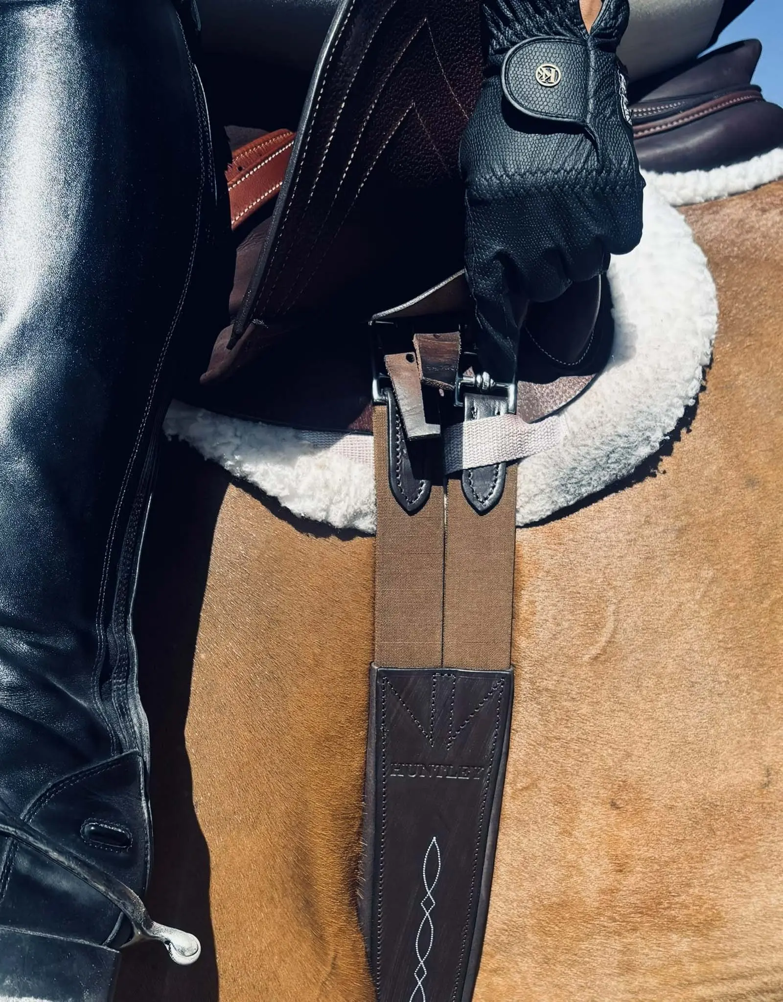 Huntley Equestrian Sedgwick Leather Fancy Stitched Padded Leather Contour Shaped Girth with Double End Elastic - Image 4