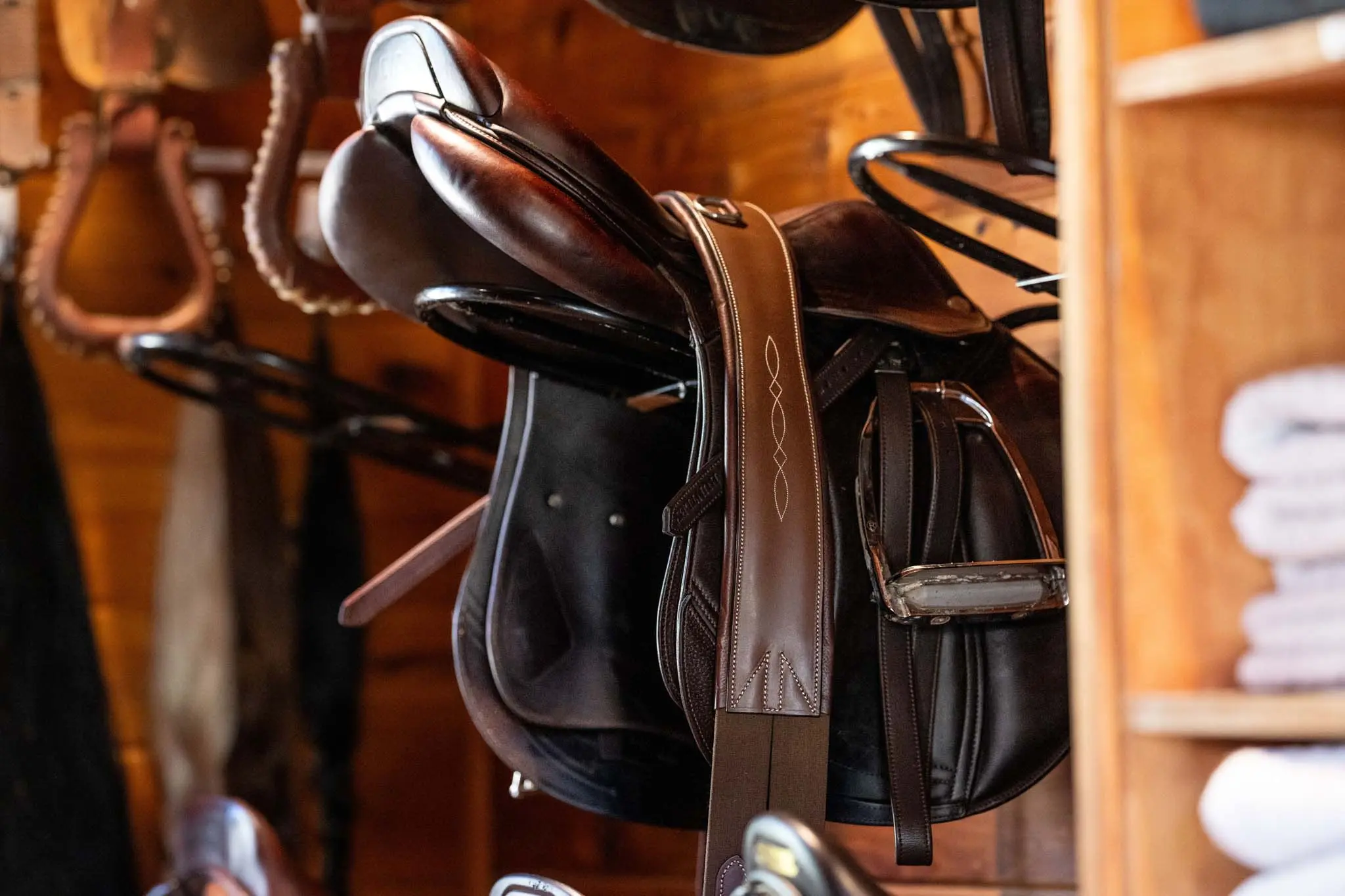 Huntley Equestrian Sedgwick Leather Fancy Stitched Padded Leather Contour Shaped Girth with Double End Elastic - Image 5
