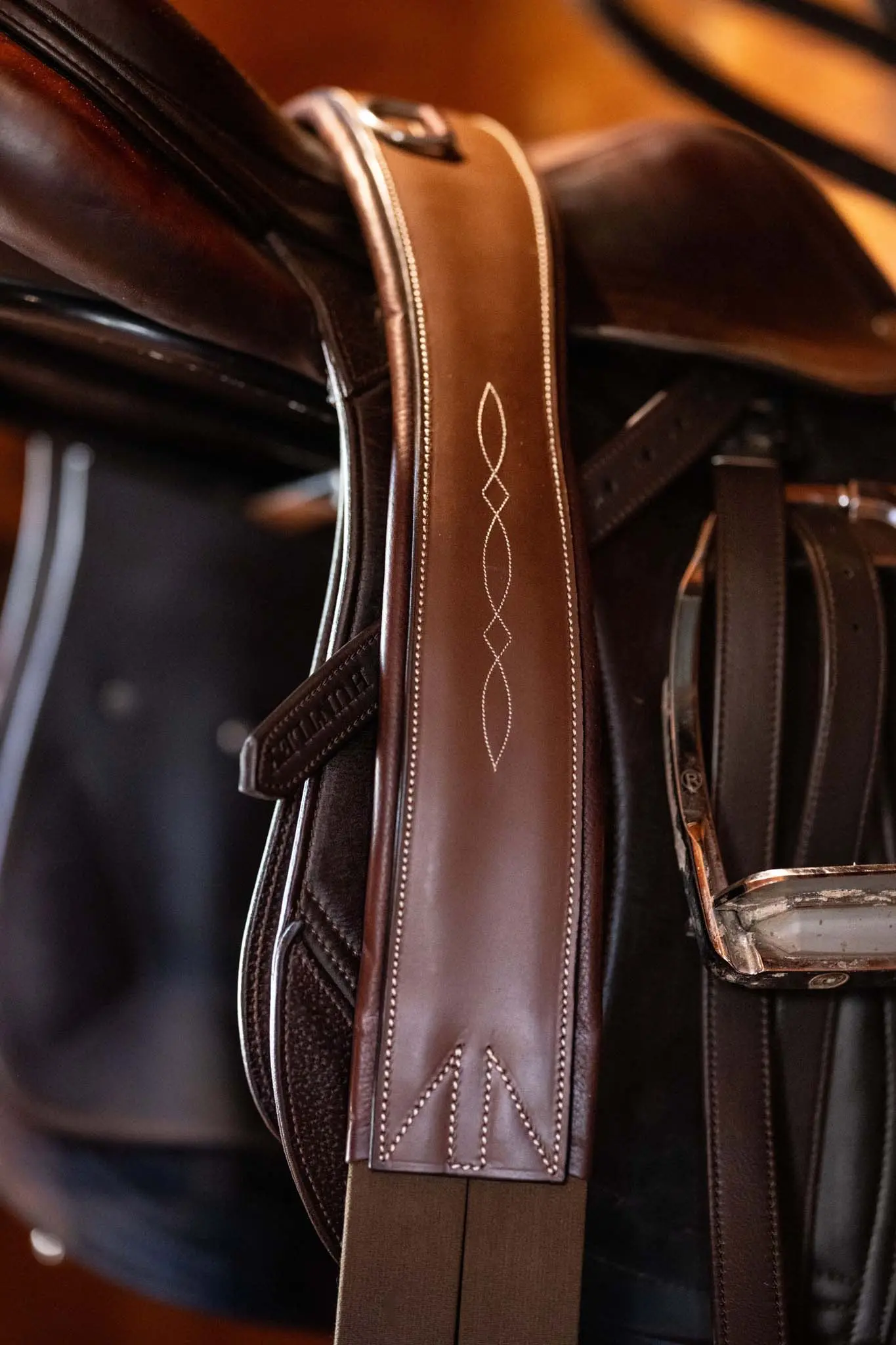 Huntley Equestrian Sedgwick Leather Fancy Stitched Padded Leather Contour Shaped Girth with Double End Elastic - Image 6